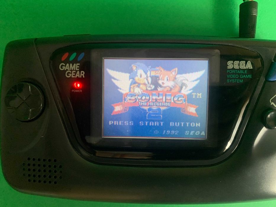 Sega game gear в робочому стані з блоком живлення та картриджем Sonic