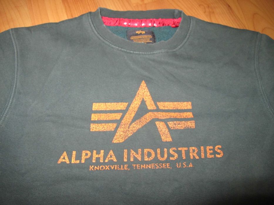 світшот реглан від Alpha Industries.