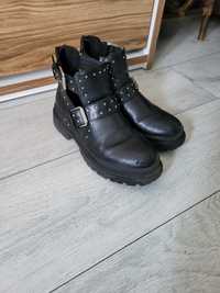 Czarne buty z klamrami