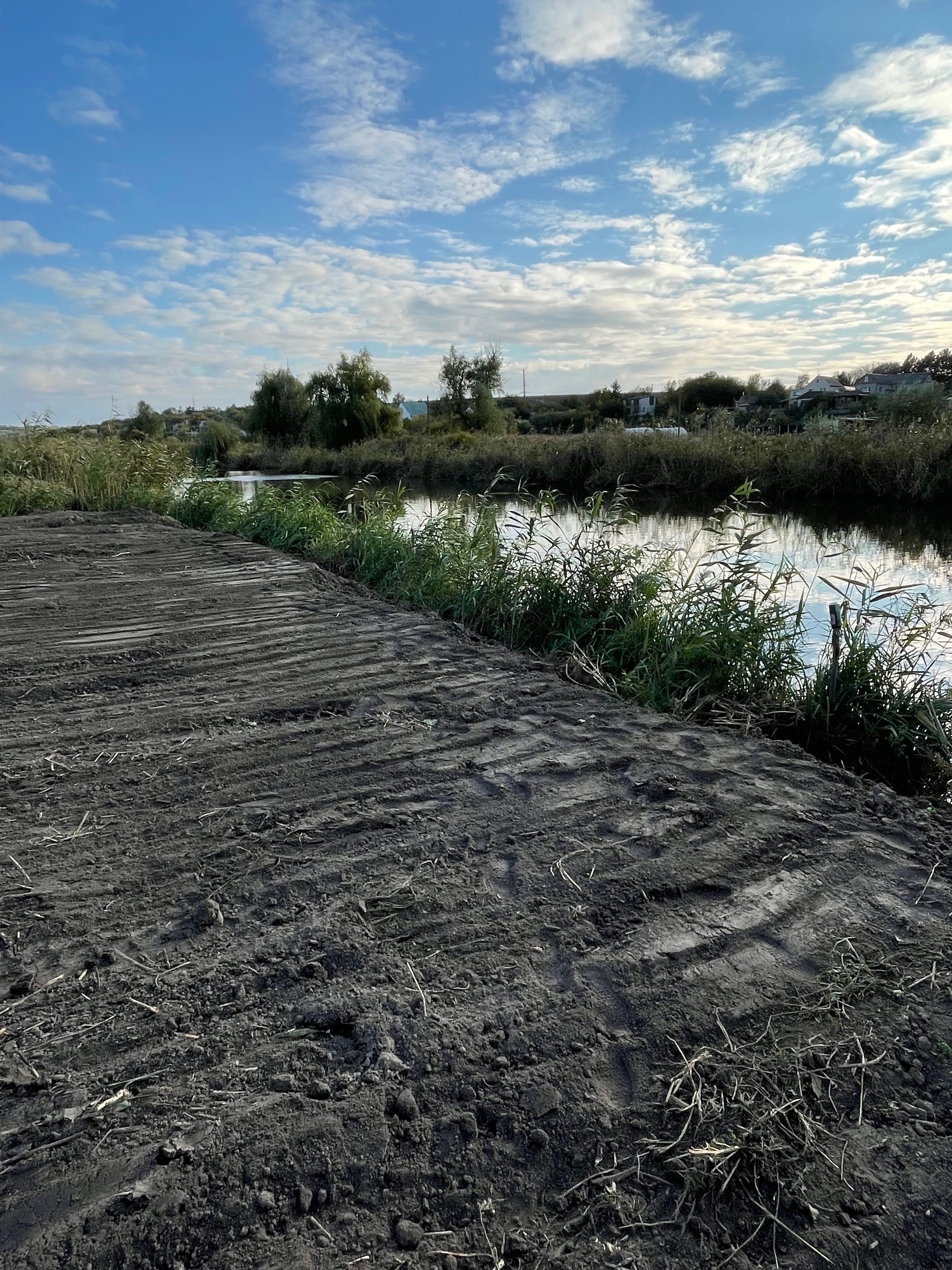 Продам ровный участок в ст Лесная красавица у воды