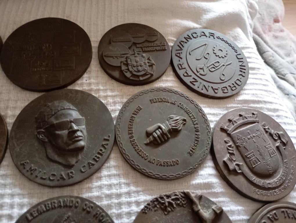 24 medalhas políticas