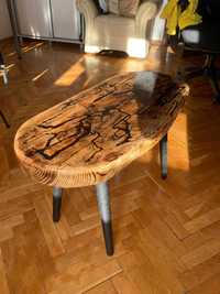 Unikatowy drewniany stolik z wypalonymi wzorami.