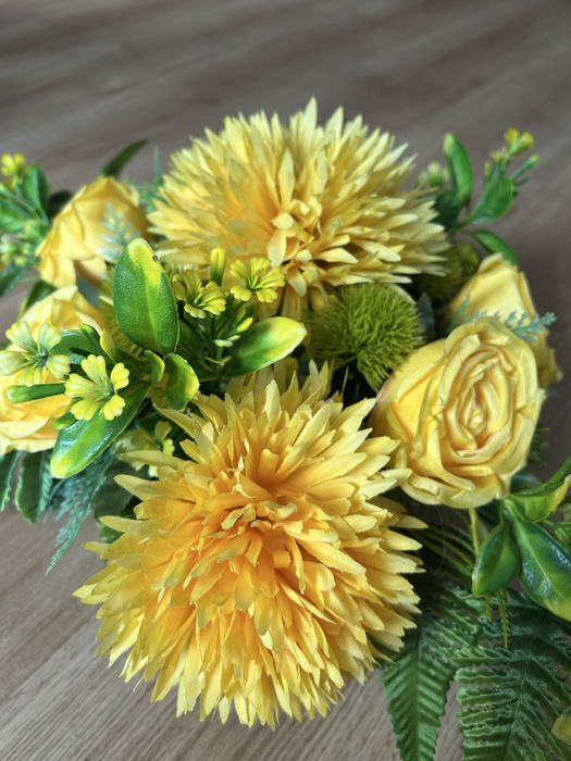 Stroik kwiatowy z chryzantemami