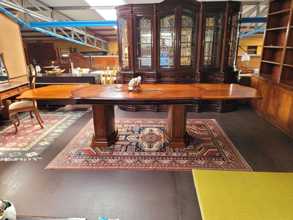 Enorme mesa de sala - Muito bom estado geral