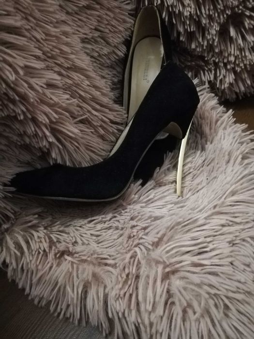 Buty szpilki na obcasie czarne ze złotym obcasem