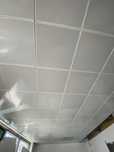 Tecto falso com placas metalicas perfuradas