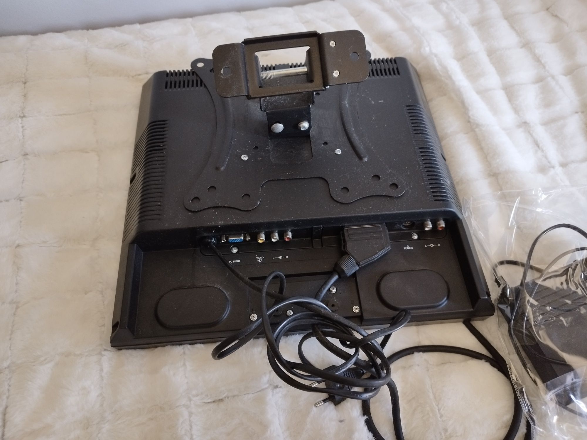 Televisão c/ suporte parede + Descodificador