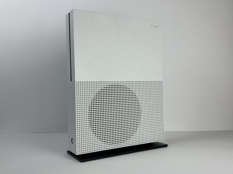 Магазин. XBOX OneS 500Gb два джойстики