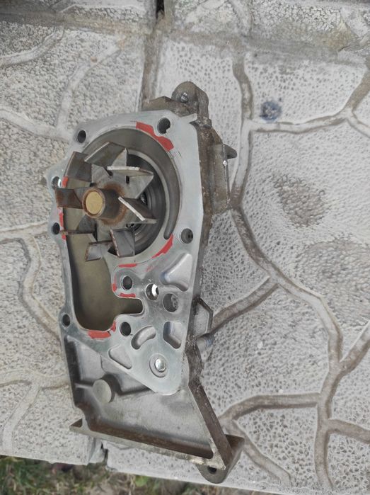 Помпа б.у Рено дачія логан 1,4