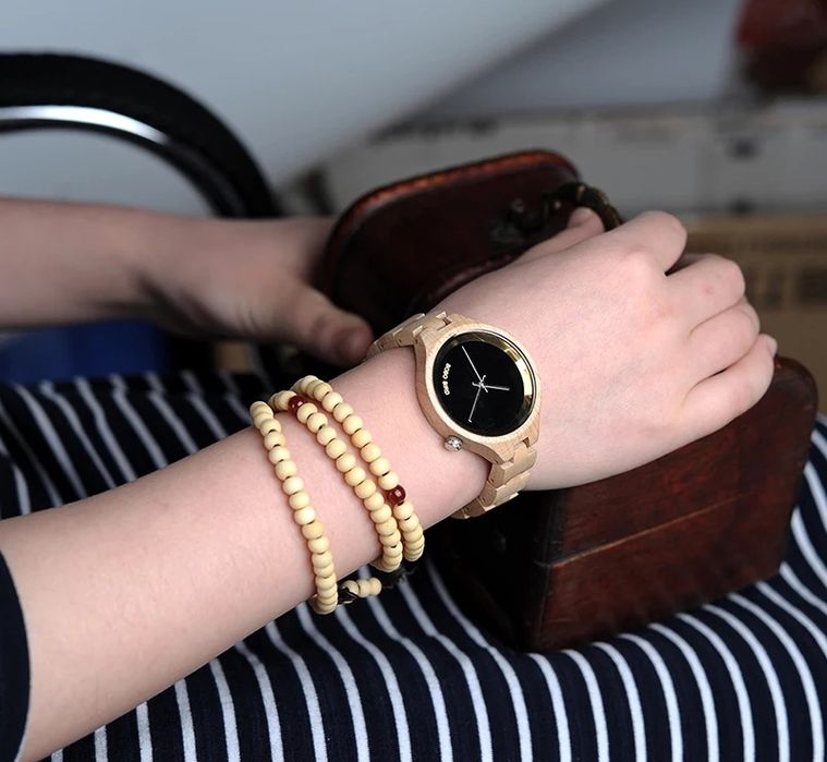 Jasny, drewniany zegarek w drewnianym pudełku