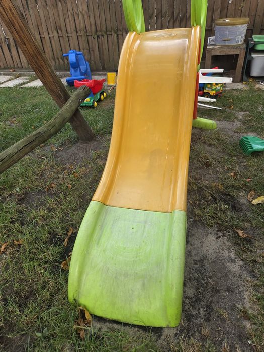 Domek ogrodowy i zjeżdzalnia