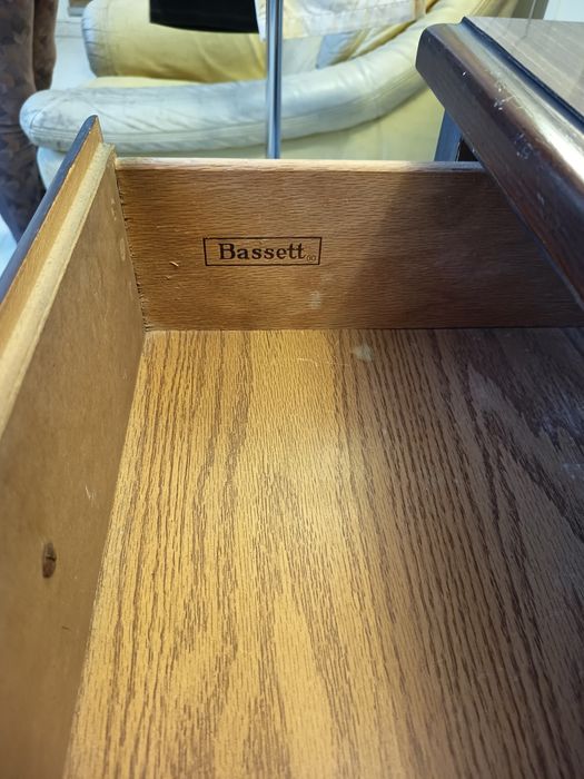 Cómoda com espelho de madeira Bassett Furniture