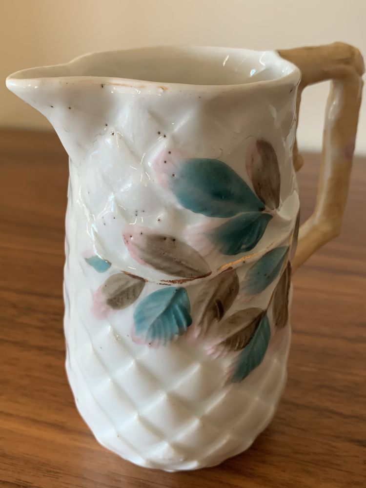 Leiteira em porcelana, início do séc XX. Decoração relevada