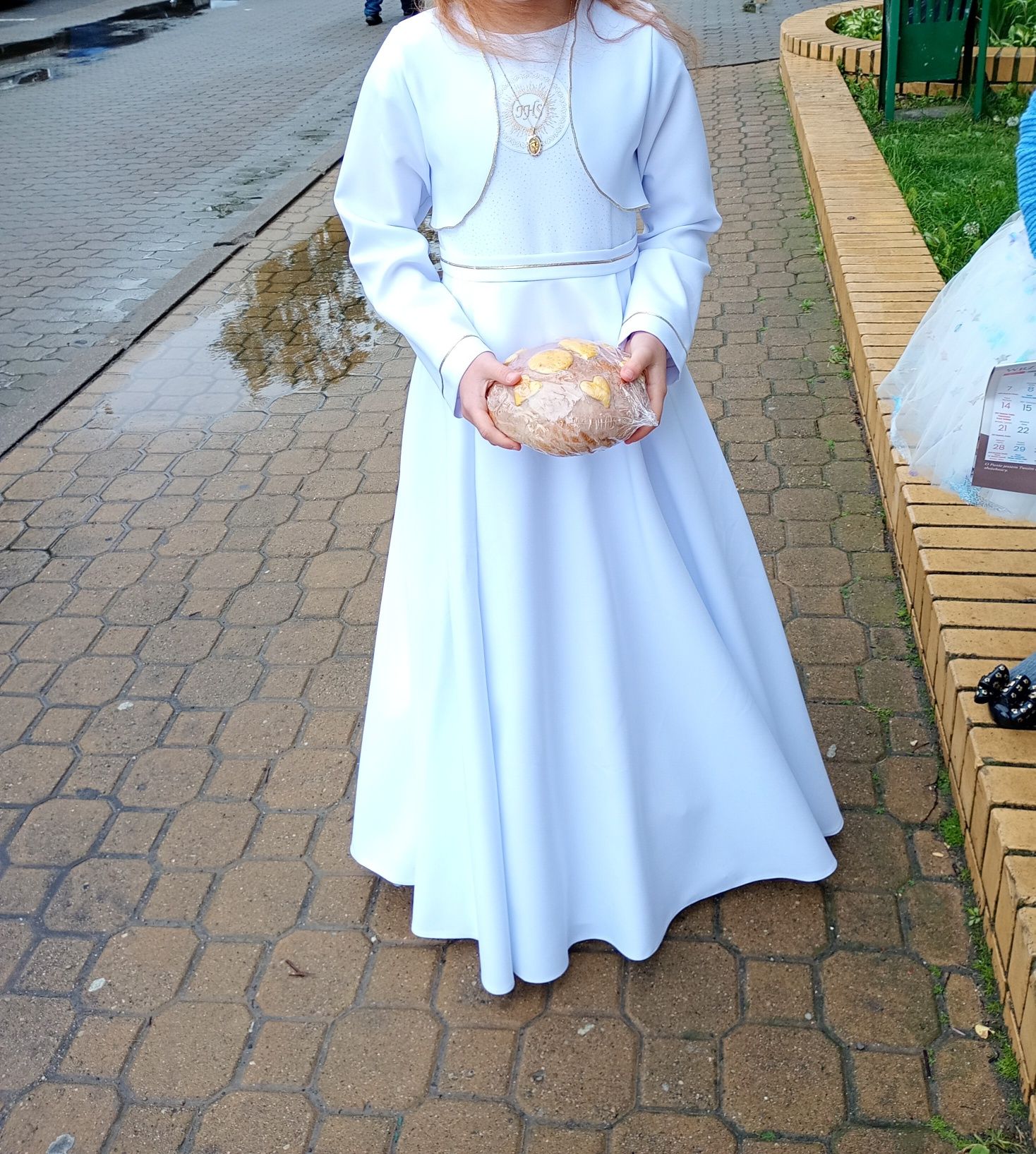 Alba komunijna dla szczupłej dziewczynki.