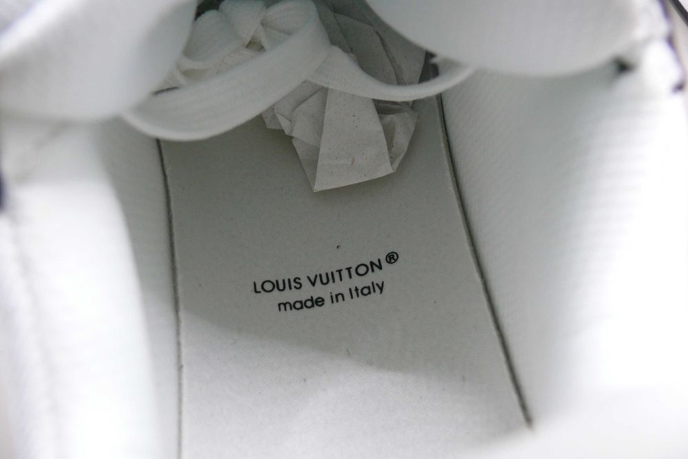 Sapatilhas brancas e pretas - Leia a Descrição