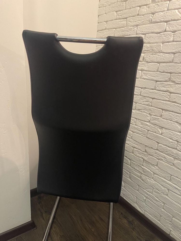 Шкіряний/металевий чорний стілець