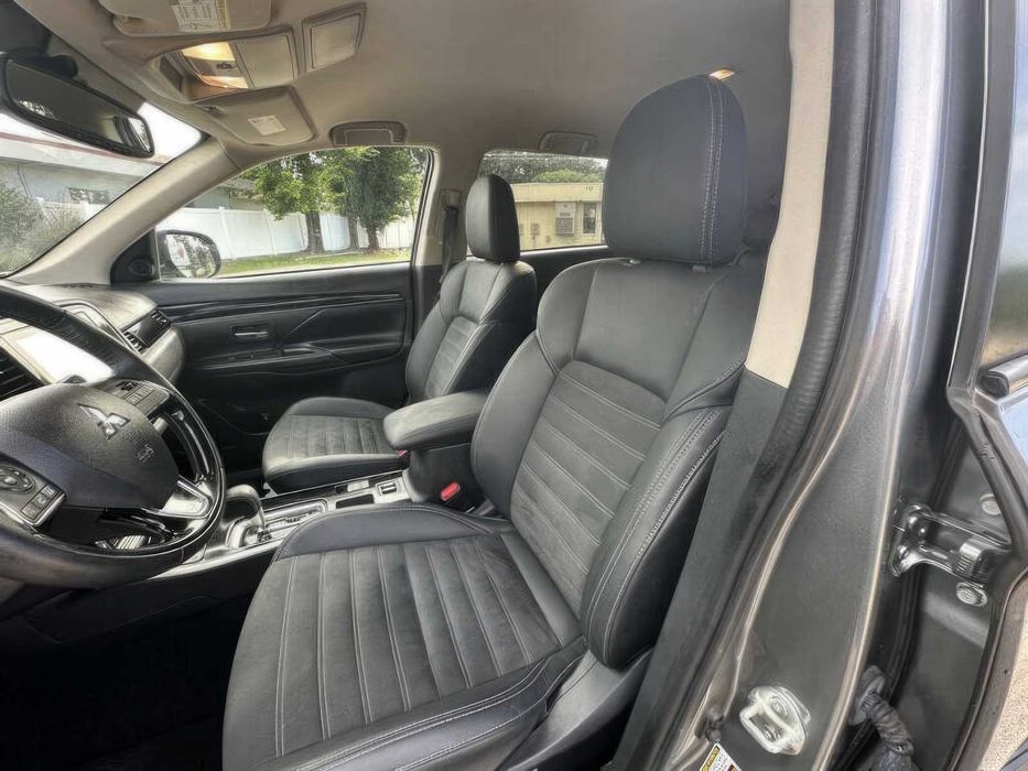 Mitsubishi Outlander SE      2020