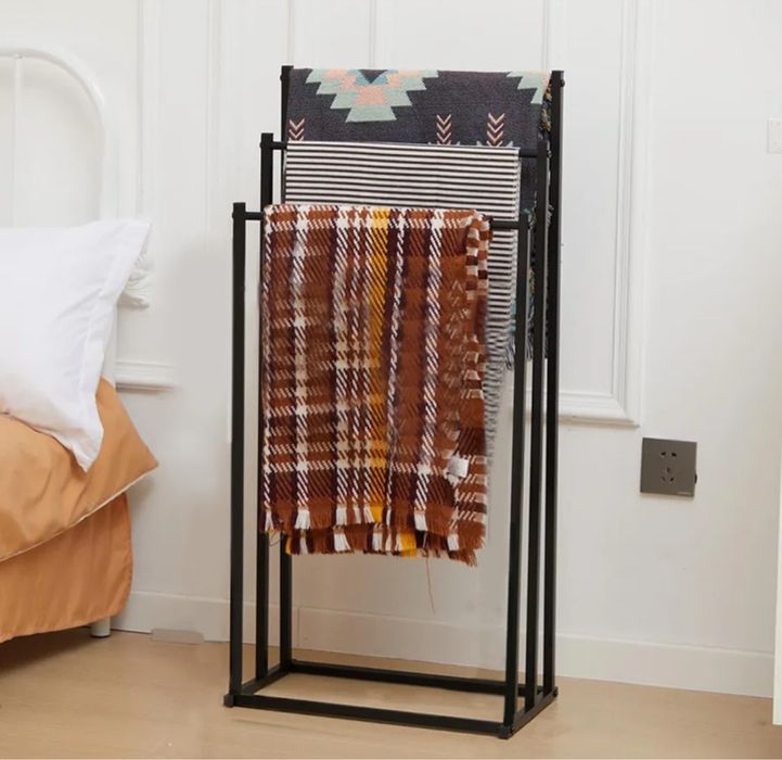 Металева підлогова вішалка для рушників і халатів