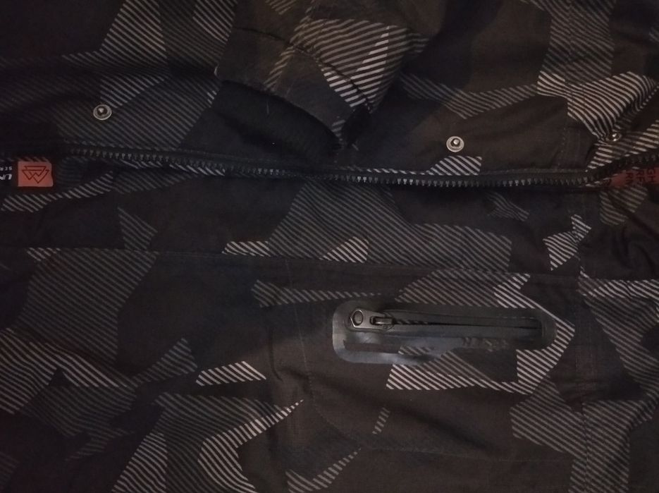 Осіння куртка, 122 см. Стійка до води