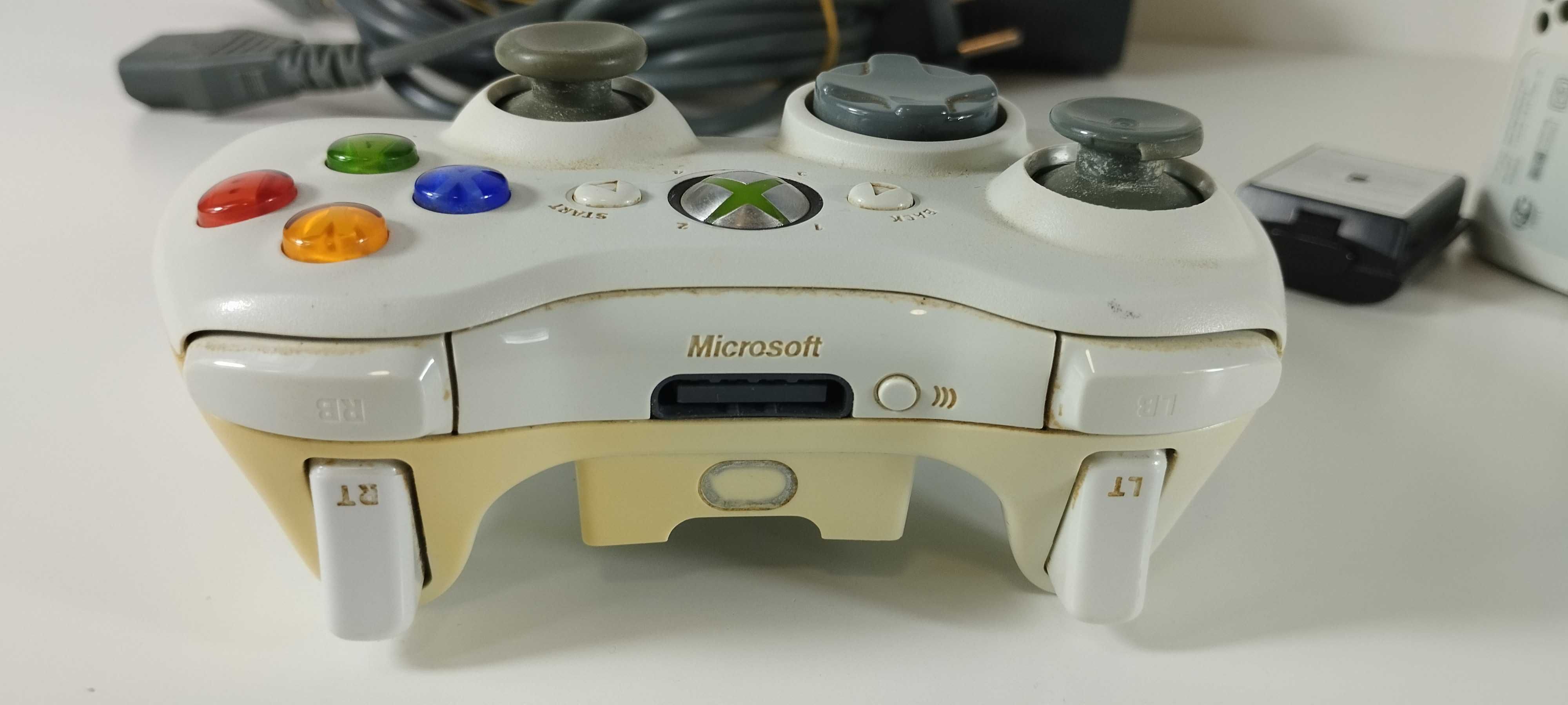 Xbox 360 com comando e fonte de alimentação
