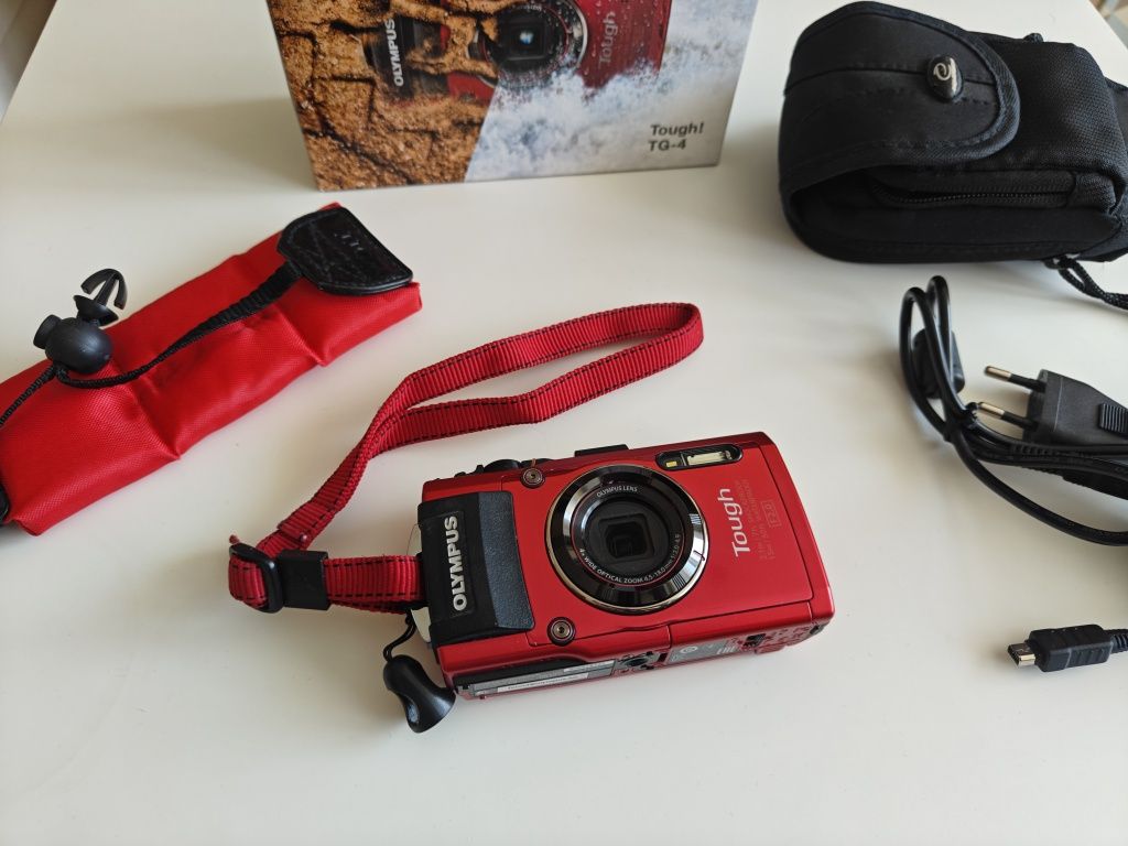 Aparat Olympus Tough TG-4 czerwony Zestaw