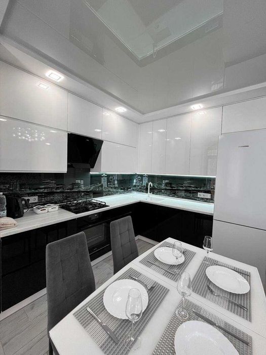 Апартаменти Люкс 2-кімнатні у Центрі - Мережа HELEN