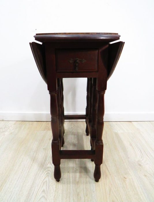 Mesinha baixa com abas.