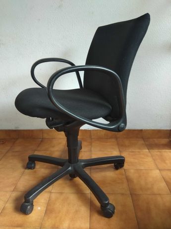 Cadeira rotativa Cortal - em tecido preto