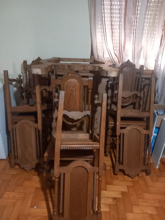 Vendo mesa antiga e 8 cadeiras, em bom estado