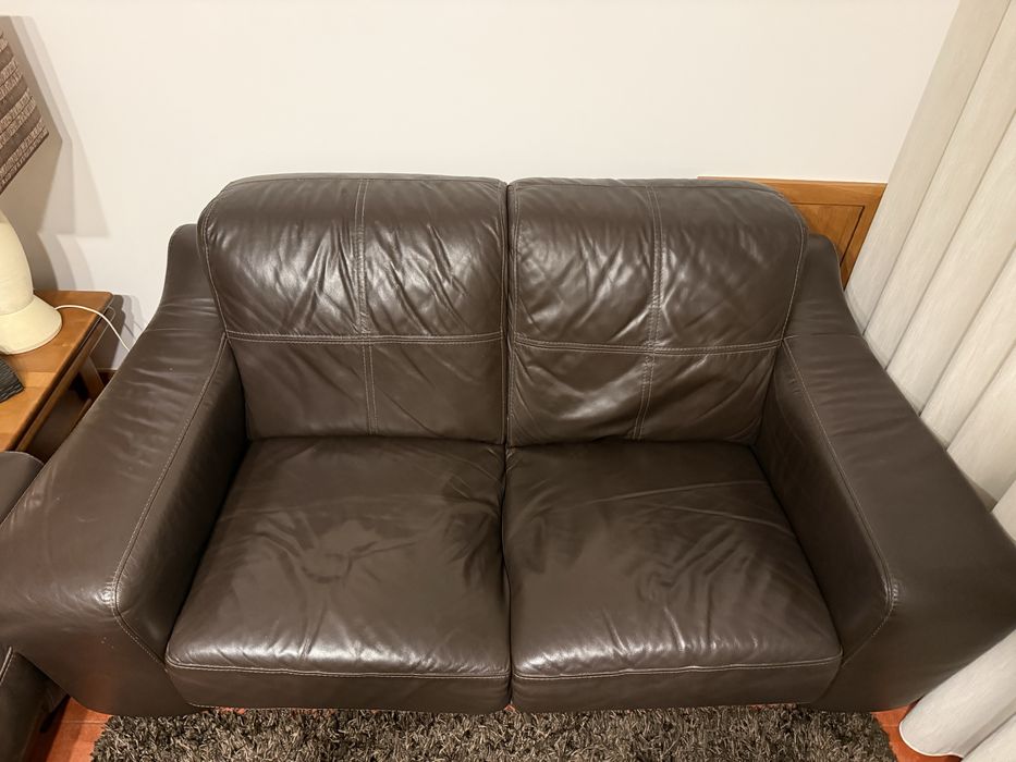 2 sofás castanhos