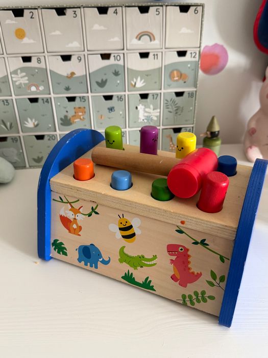 Vários brinquedos de madeira Montessori