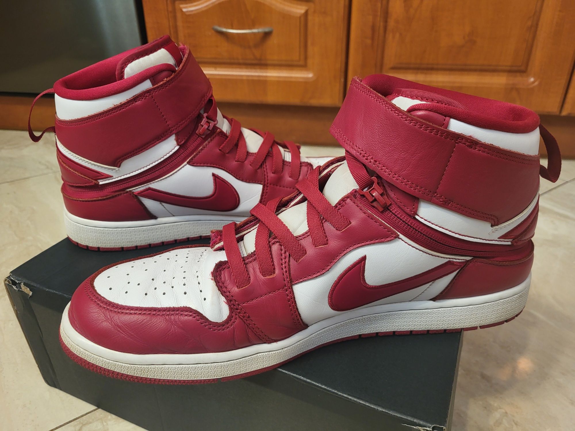Jordan 1 High FlyEase White Cardinal Red rozmiar 48,5