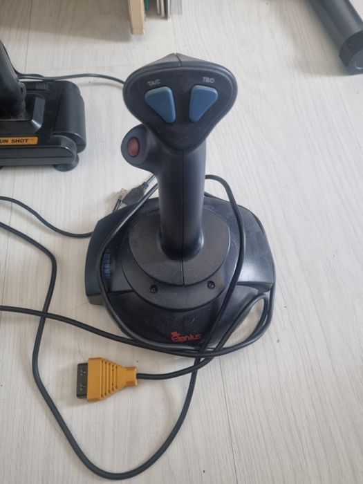 Logitech kierownica plus pedały plus dwa joysticki