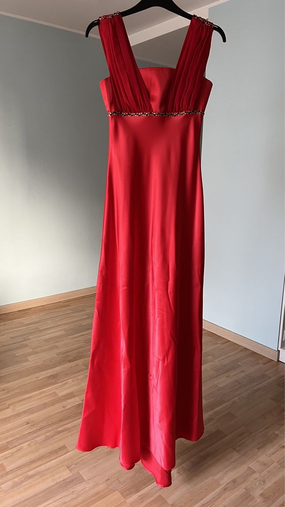 Czerwona, długa suknia wieczorowa