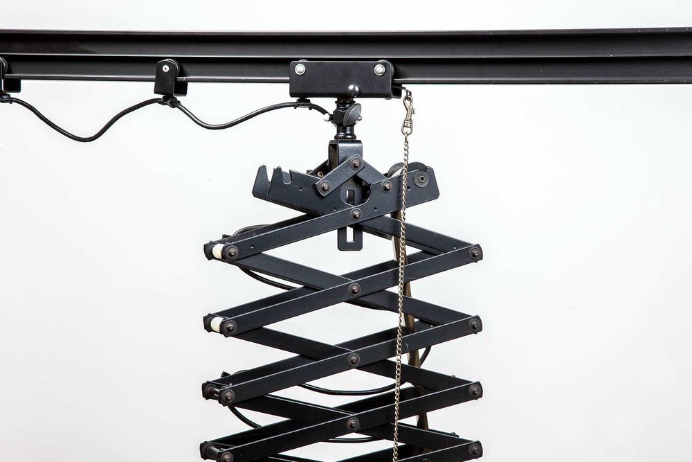 sufitowy system zawieszania lamp studia fotograficznego