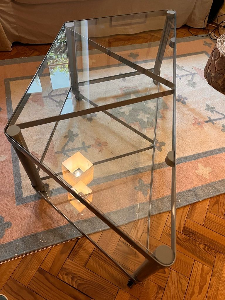 Mesa de TV com tampo em vidro