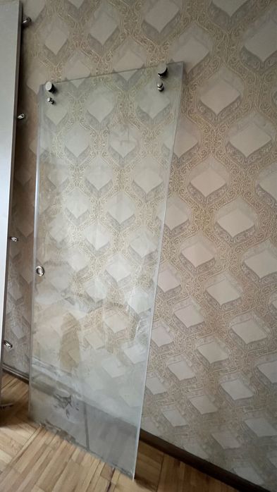 Частина скляної шторки в ванну кімнату