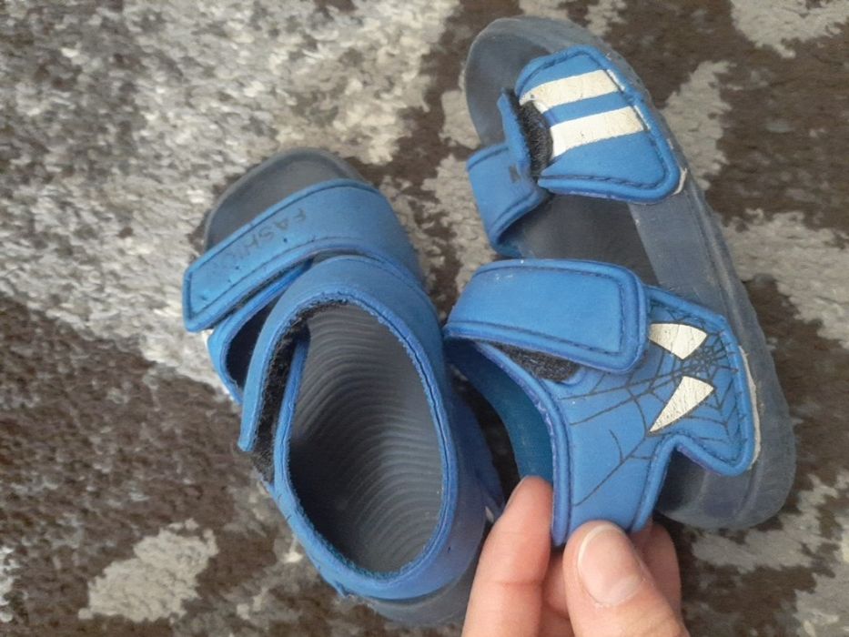 Босоніжки,тапулі