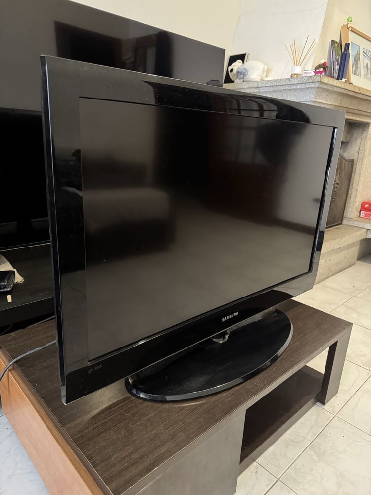 Televisão Samsung a volta de 40 polegadas