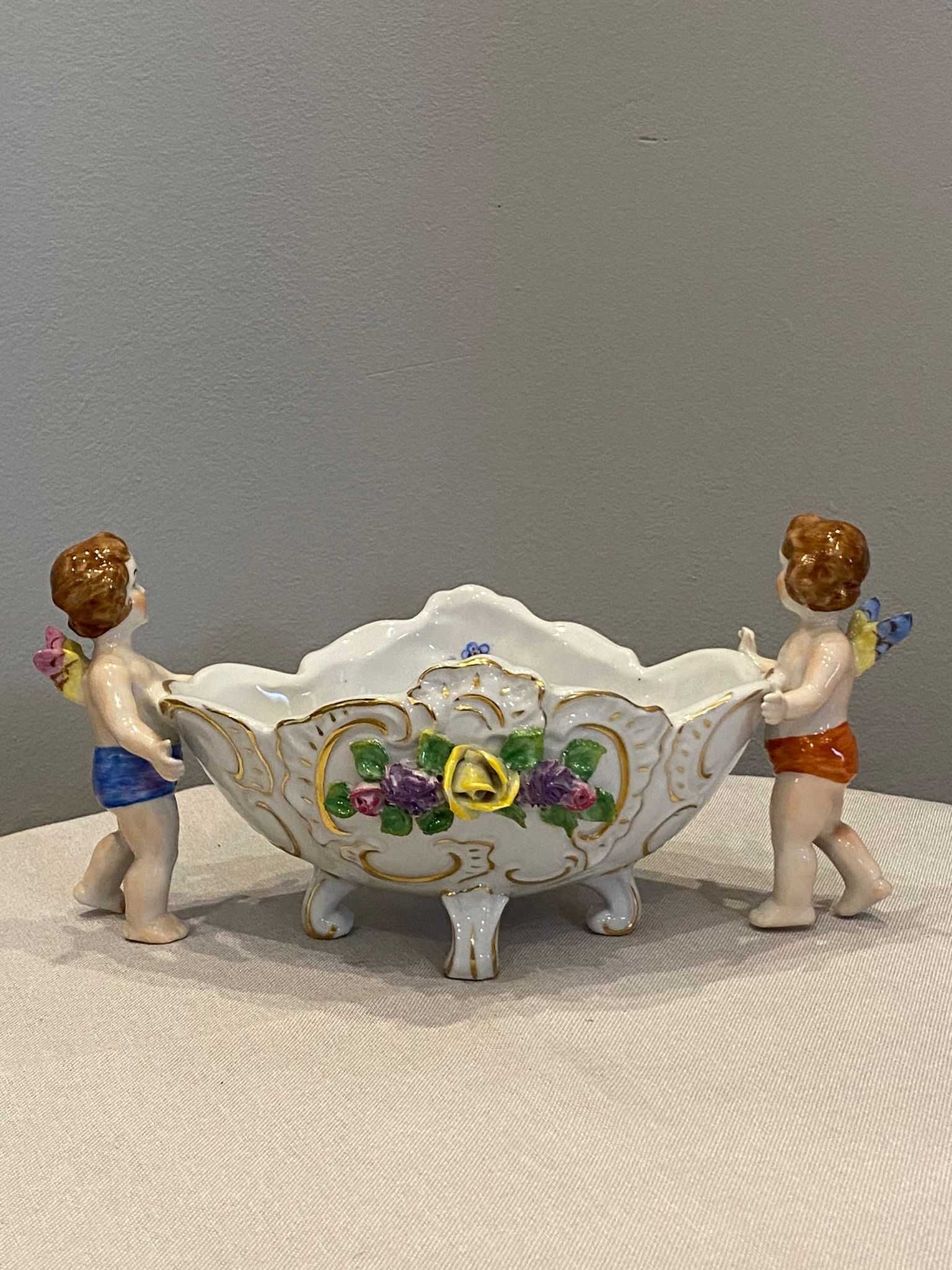 Żardiniera, kwiaty 3D i Putto, porcelana Ernst Bohne Soehne.