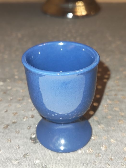 Uroczy Kieliszek na Jajko - Wesoła Buźka i Intensywny Błękit