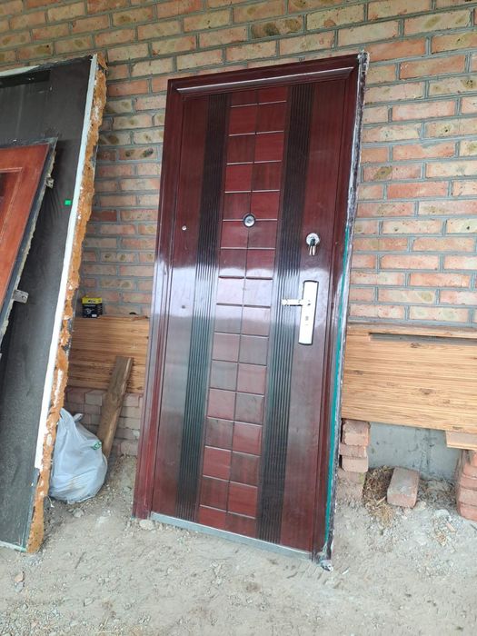 Двері вхідні металеві є 4 шт