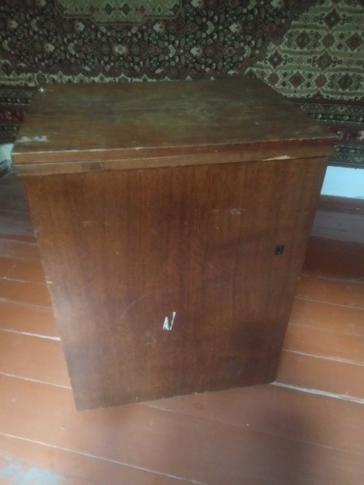 Швейна машинка з тумбою вживана