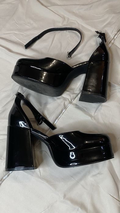 Czarne lakierowane czółenka