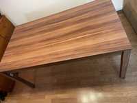 Mesa de sala em madeira.