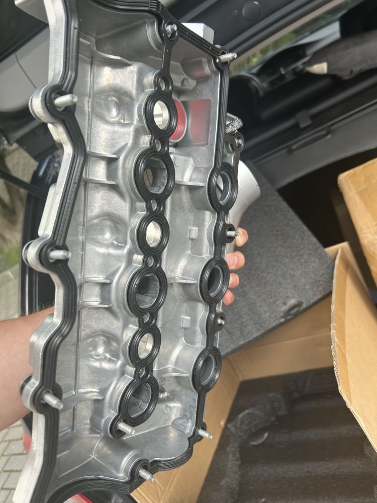 Клапана кришка для Range Rover Sport 3.0 left/right LR105956 LR105957