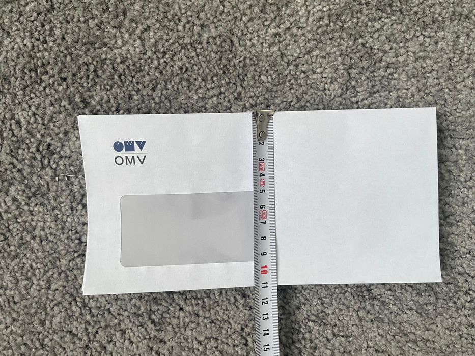 Білі конверти різних розмірів