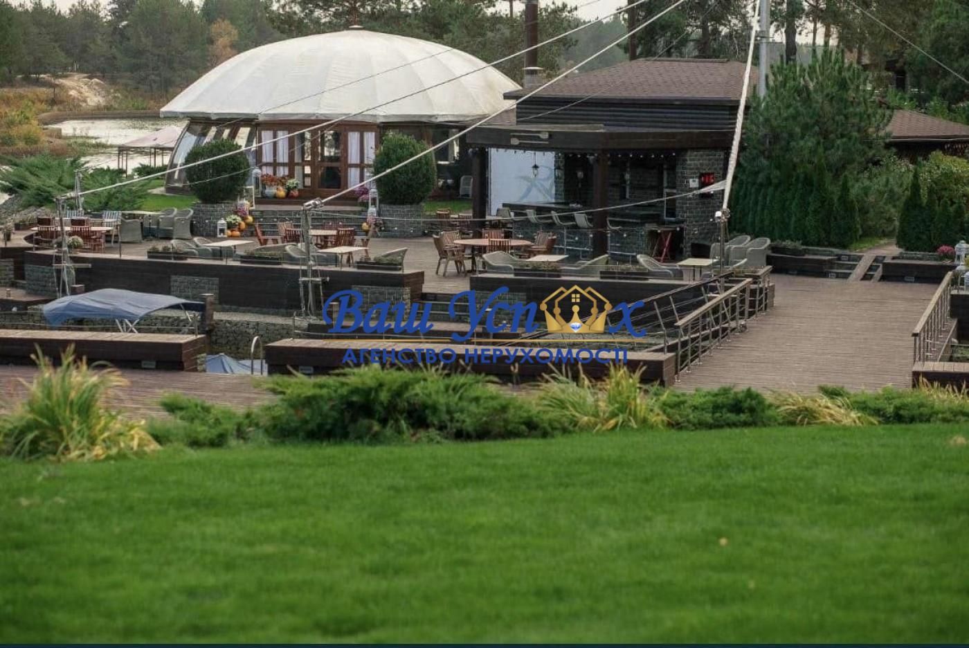 Продажа дома в лесу c выходом на озеро в городке Riviera Village .