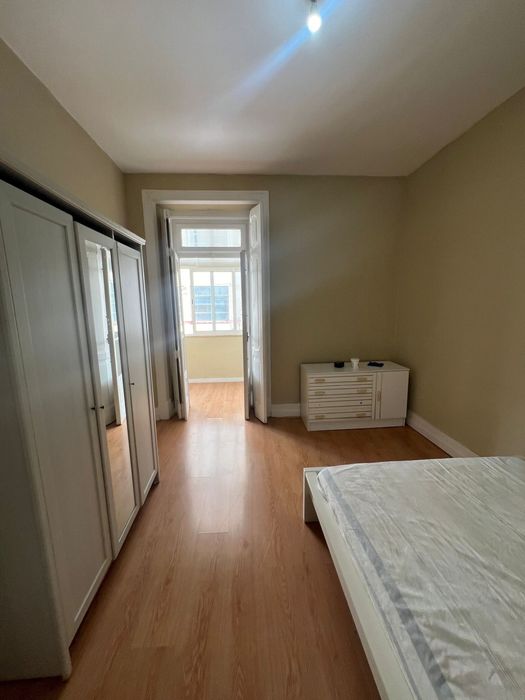 Quarto para arrendar na graça a 10 minutos da estaçao santa polonia