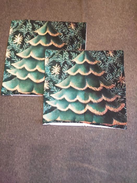 Dwie poszewki na poduszki z motywem światecznym